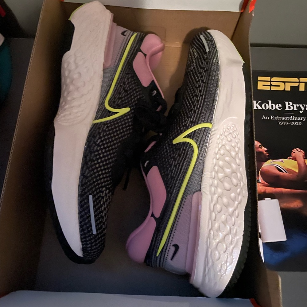 Nike ZOOMX Invincible Run FK Brans new WMNs 11/ M 9.5